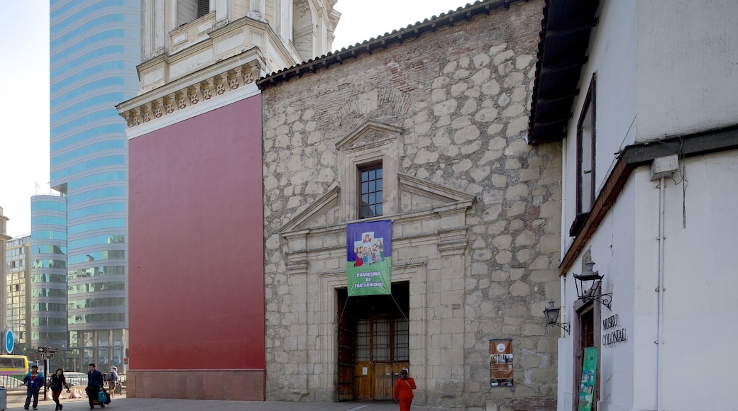 Iglesia de San Francisco ofreciendo una ciudad, una iglesia o catedral y escenas cotidianas