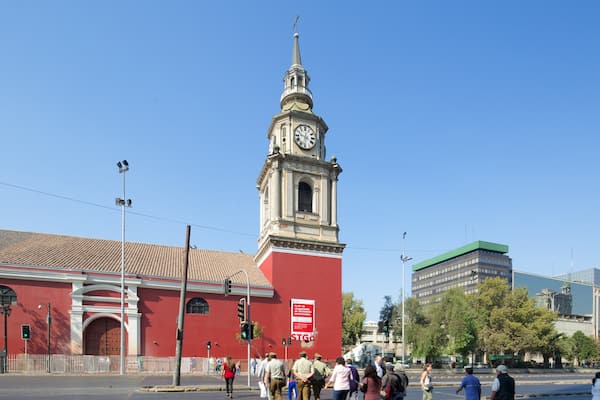 Eglise de San Francisco qui includes scĂšnes de rue aussi bien que important groupe de personnes