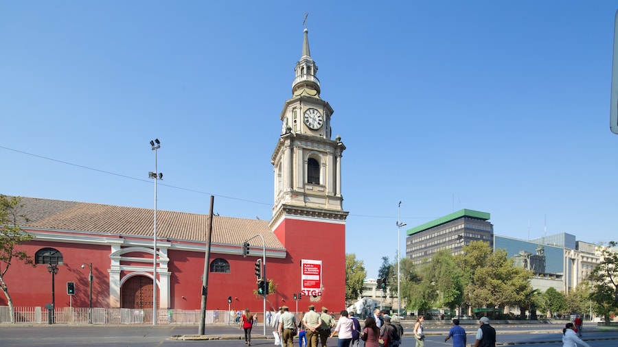 Chiesa di San Francesco che include strade cosi come un grande gruppo di persone