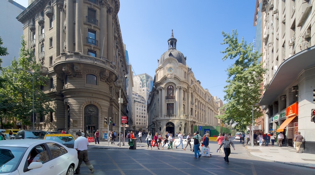 Santiago Metropolitan Region showing street scenes as well as a large group of people