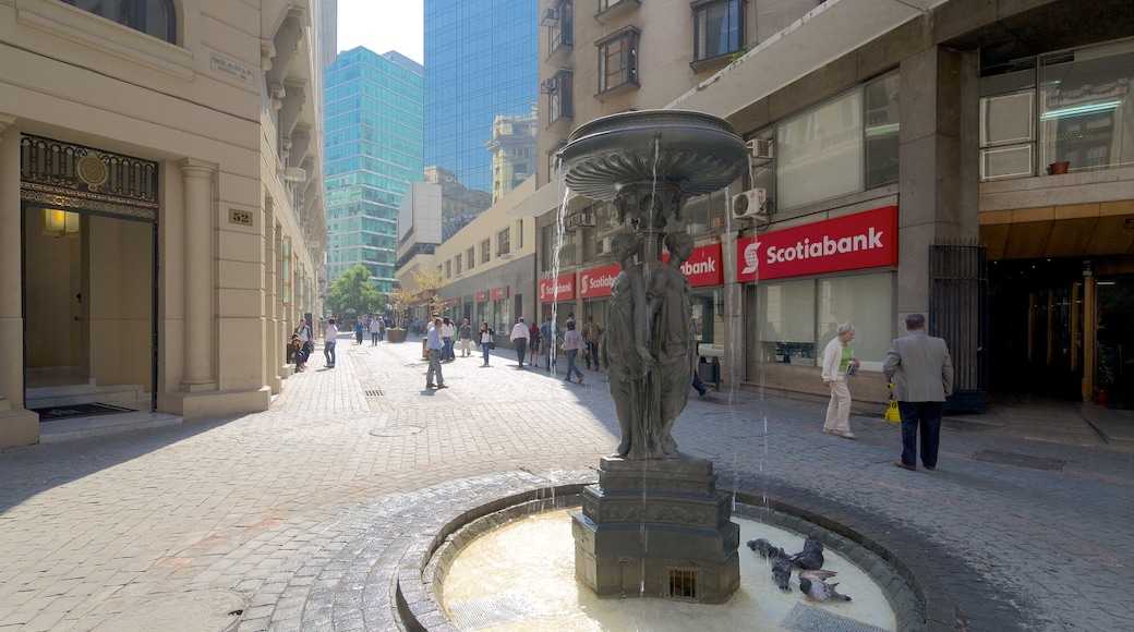 Santiago caracterizando uma fonte, cenas de rua e um lago