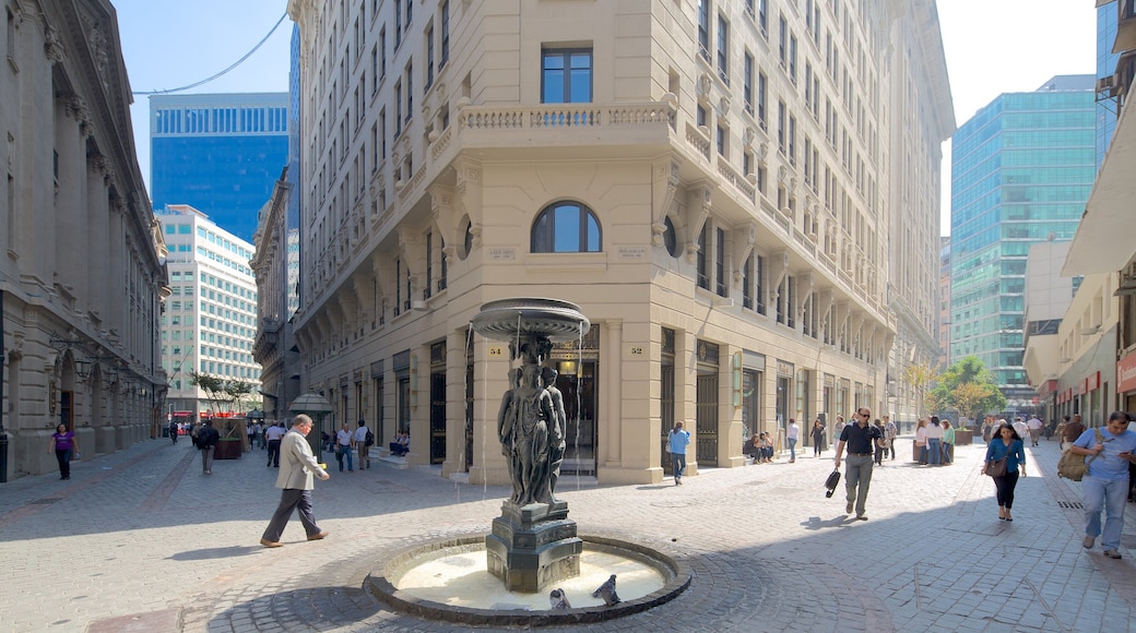 Santiago ofreciendo una estatua o escultura, una ciudad y un estanque