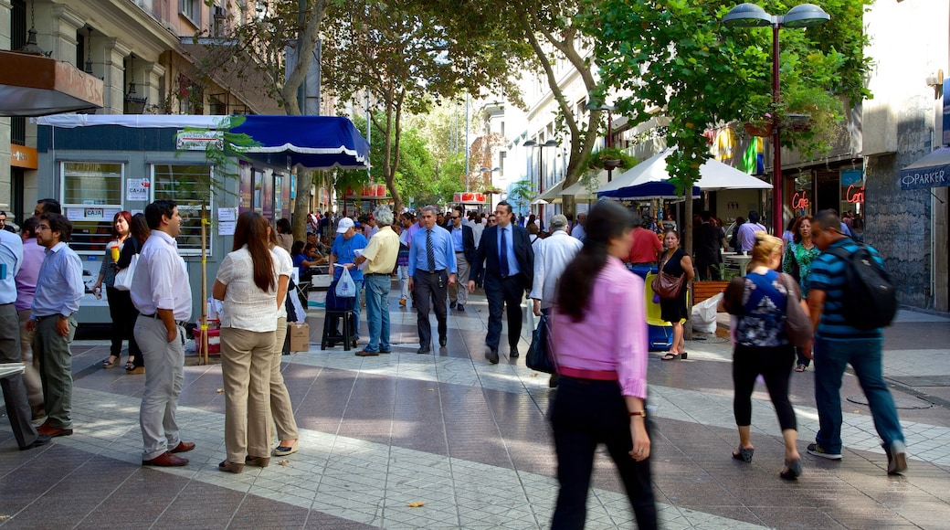 Santiago mostrando uma cidade e cenas de rua assim como um grande grupo de pessoas