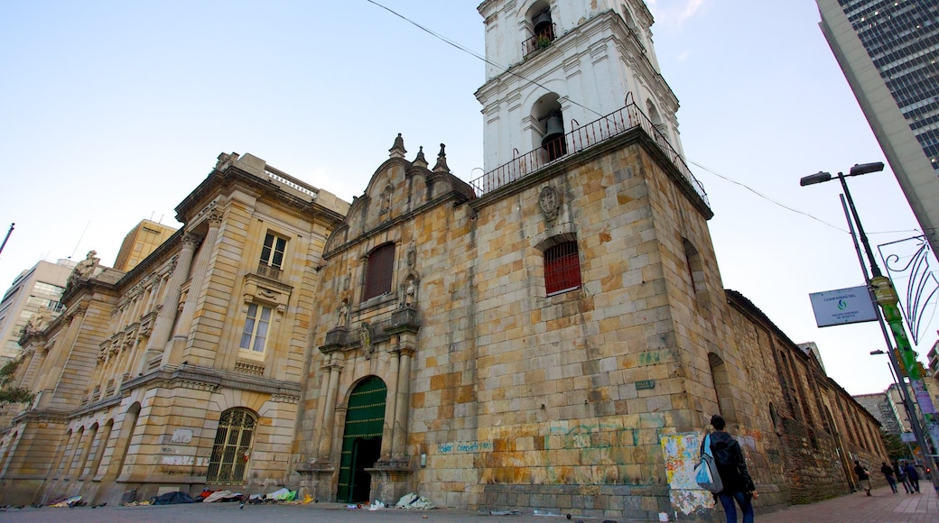 Iglesia de San Francisco presenterar gatuliv och en kyrka eller katedral