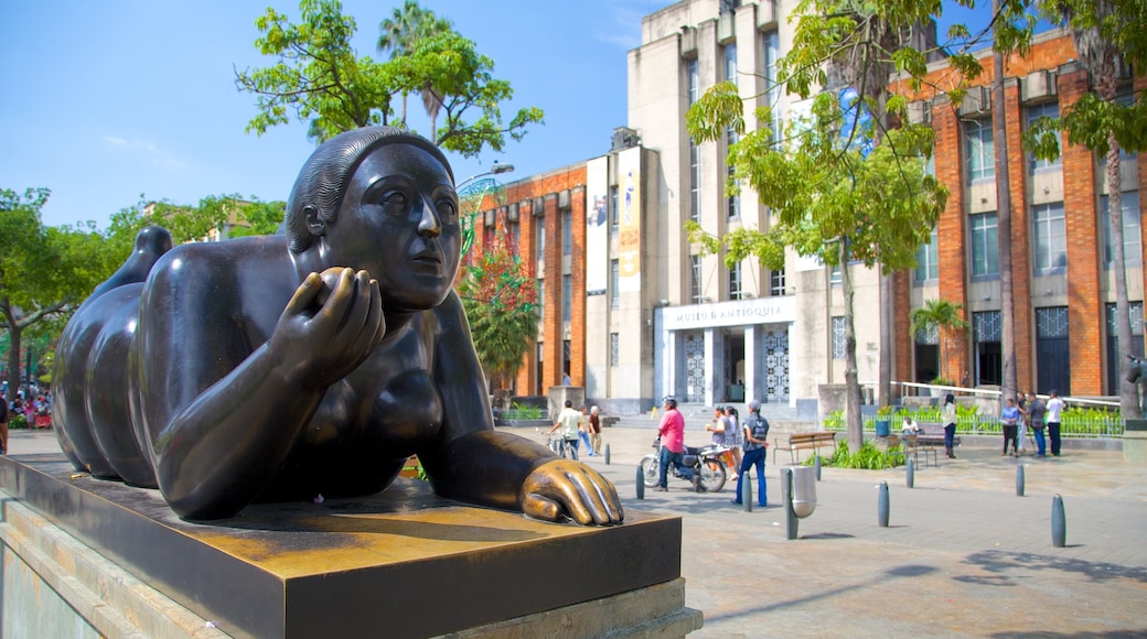 Parque de Esculturas da Plaza Botero que inclui uma praça ou plaza e arte ao ar livre