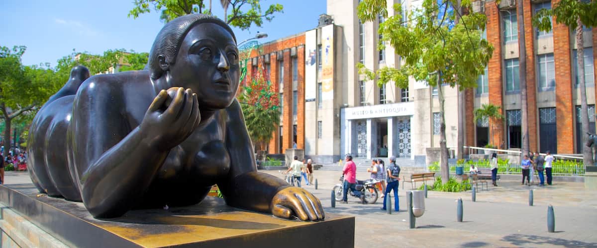 Parque de las Esculturas en la Plaza de Botero mostrando arte al aire libre y un parque o plaza