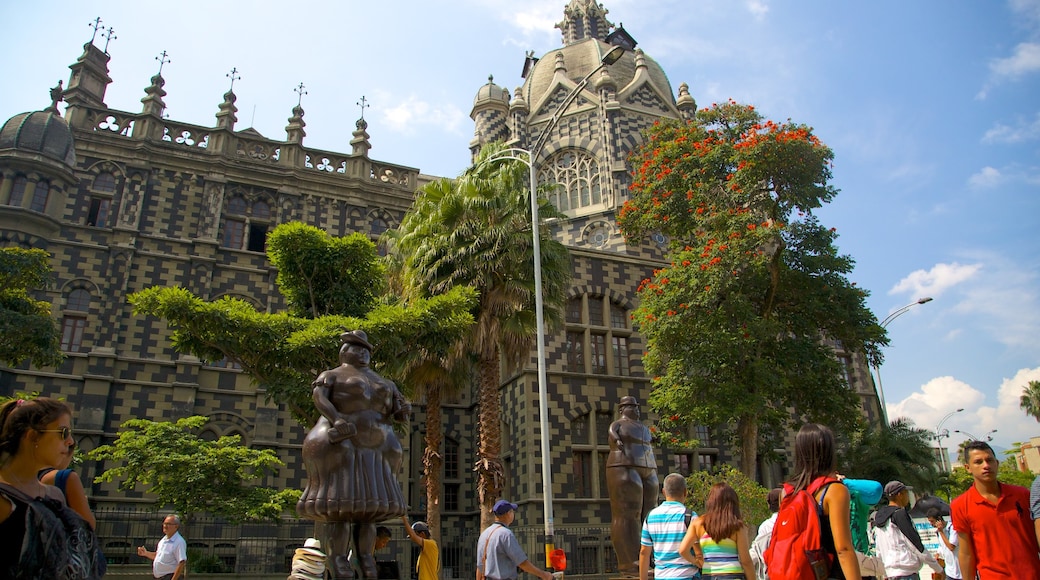 Parque de Esculturas da Plaza Botero que inclui cenas de rua assim como um grande grupo de pessoas