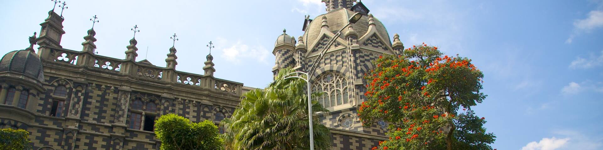 Botero Square Sculpture Park showing street scenes as well as a large group of people