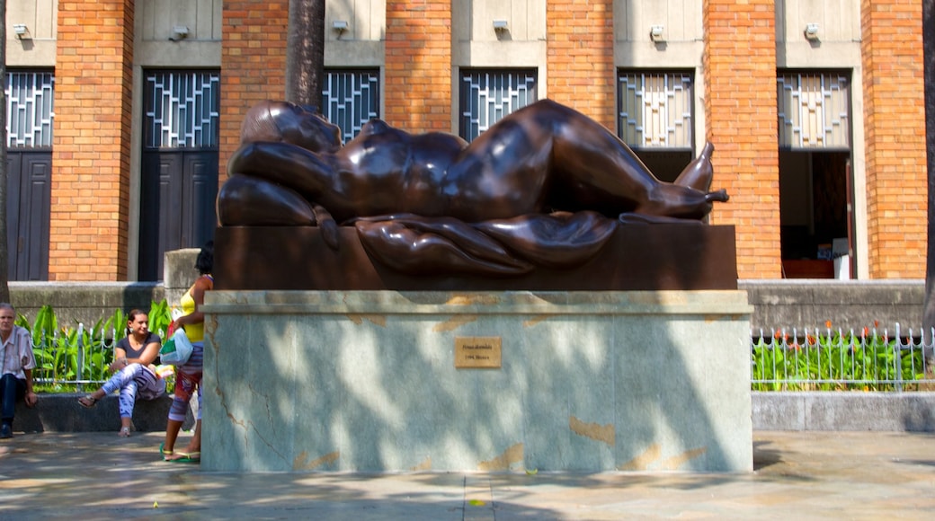 Parque de las Esculturas en la Plaza de Botero mostrando arte al aire libre y escenas urbanas