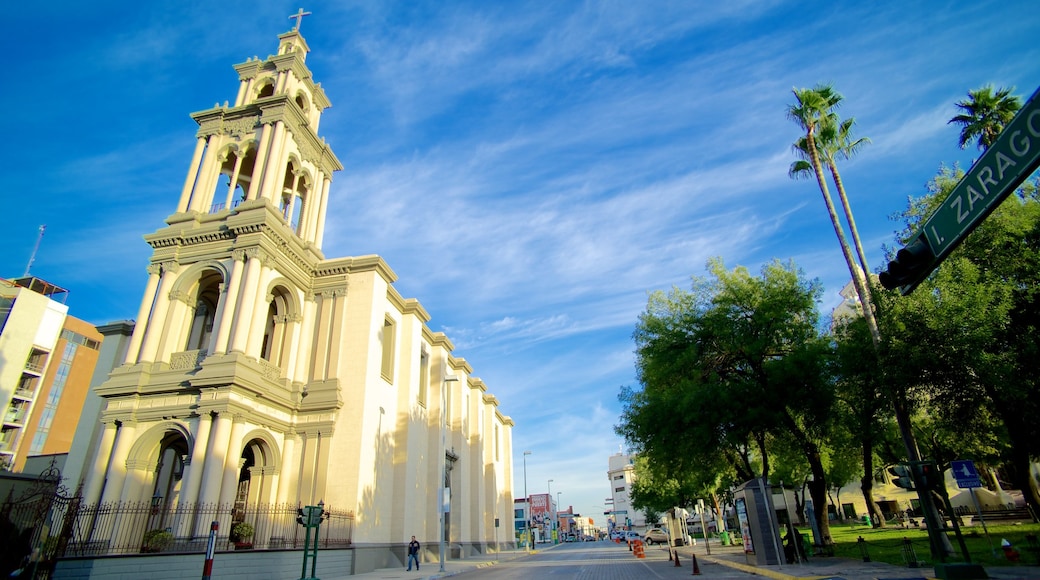 Iglesia Sagrado Corazón de Jesús que incluye escenas urbanas y una iglesia o catedral
