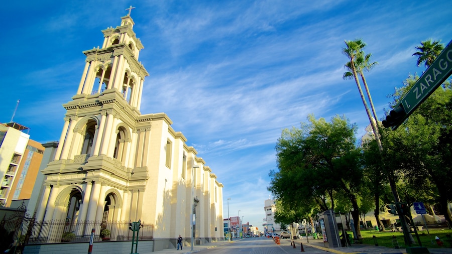 Iglesia Sagrado Corazon de Jesus toont straten en een kerk of kathedraal