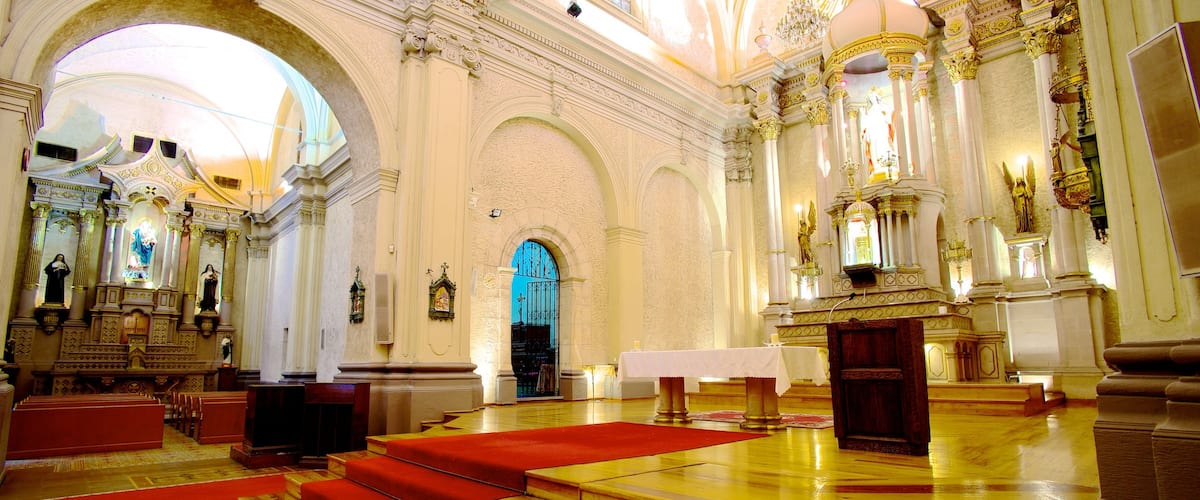 Iglesia Sagrado Corazón de Jesús mostrando elementos religiosos, vistas interiores y una iglesia o catedral