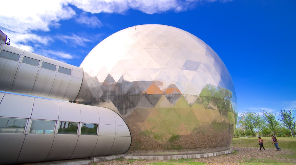 Fundidora Park which includes modern architecture and a garden