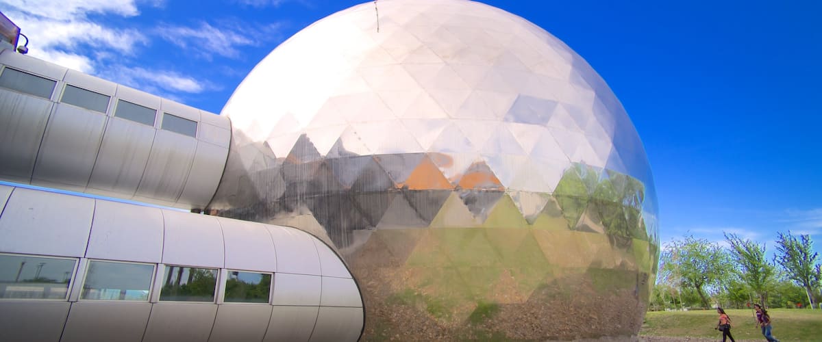 Parque Fundidora que incluye un parque y arquitectura moderna