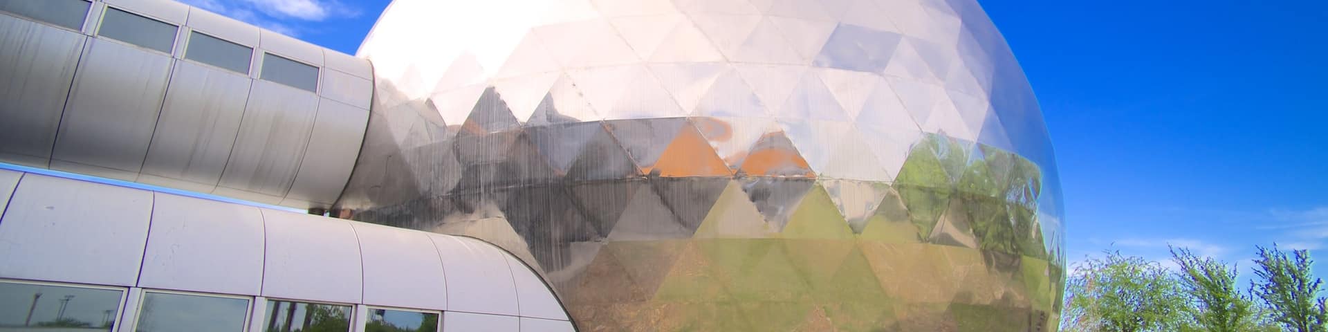 Fundidora Park showing a garden and modern architecture