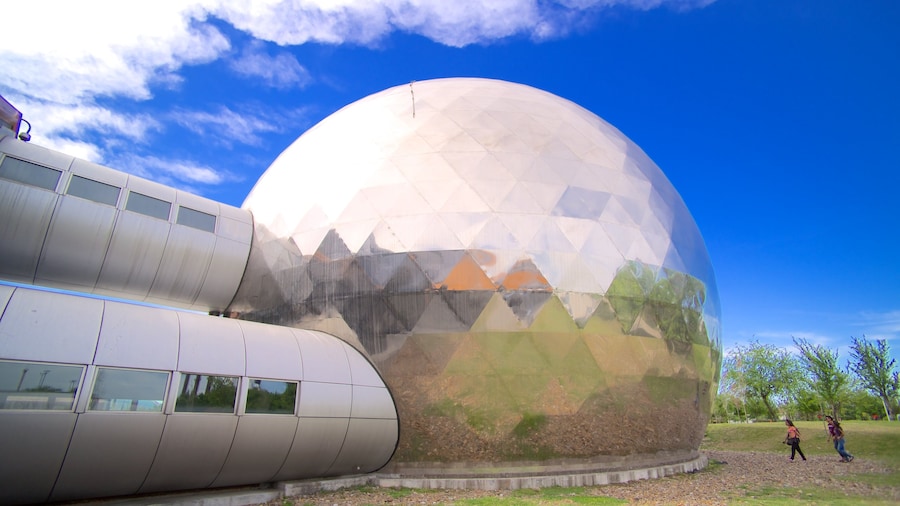 Parque Fundidora que incluye un parque y arquitectura moderna