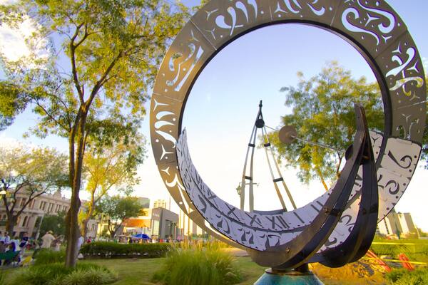Plaza Zaragoza mettant en vedette art en plein air et jardin