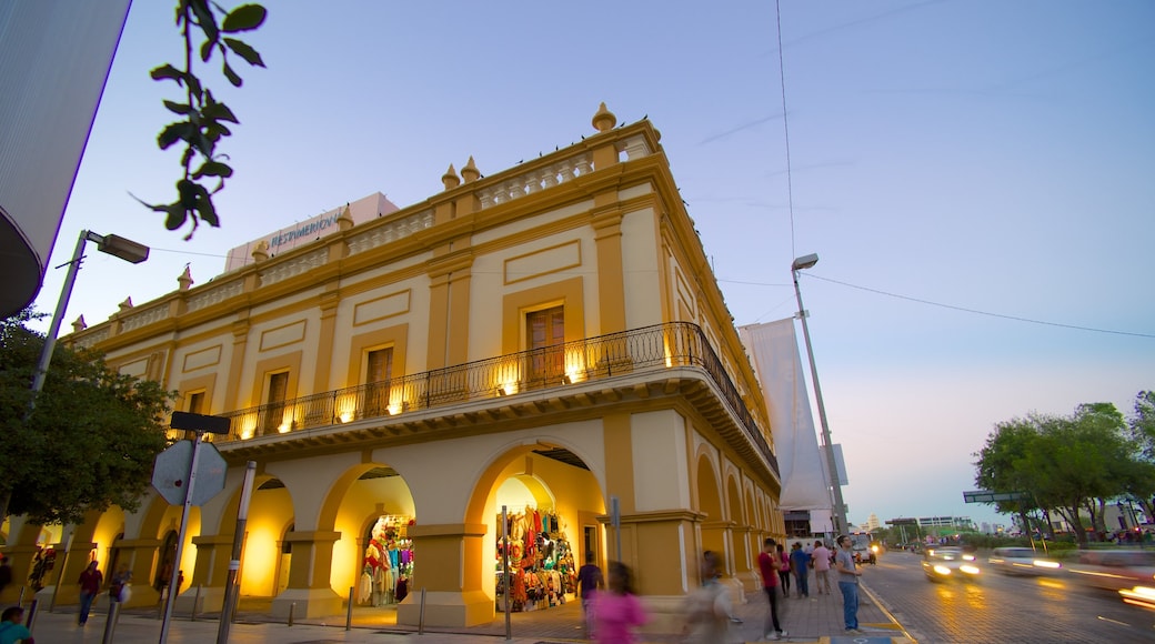 Plaza Zaragoza showing street scenes and a city