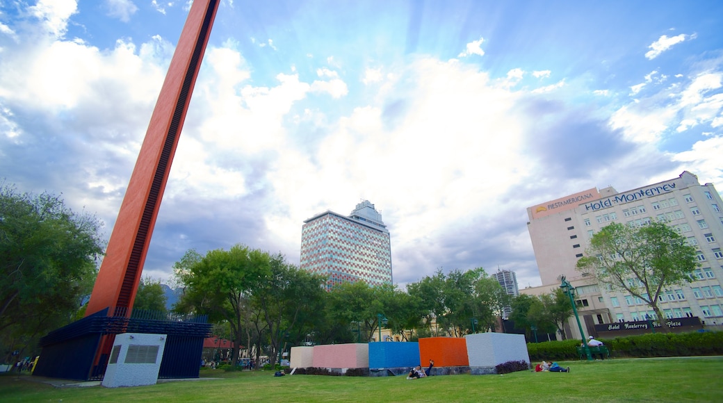 Faro de Comercio ofreciendo una ciudad, un hotel y arquitectura moderna