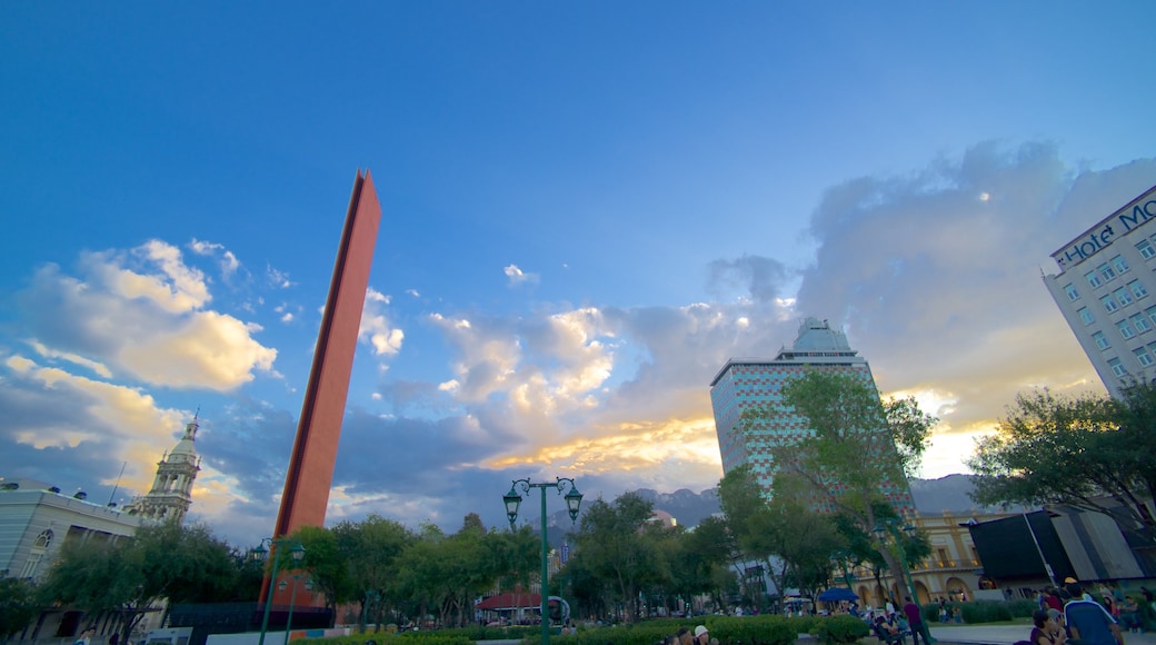 Faro de Comercio mostrando un monumento, una ciudad y horizonte