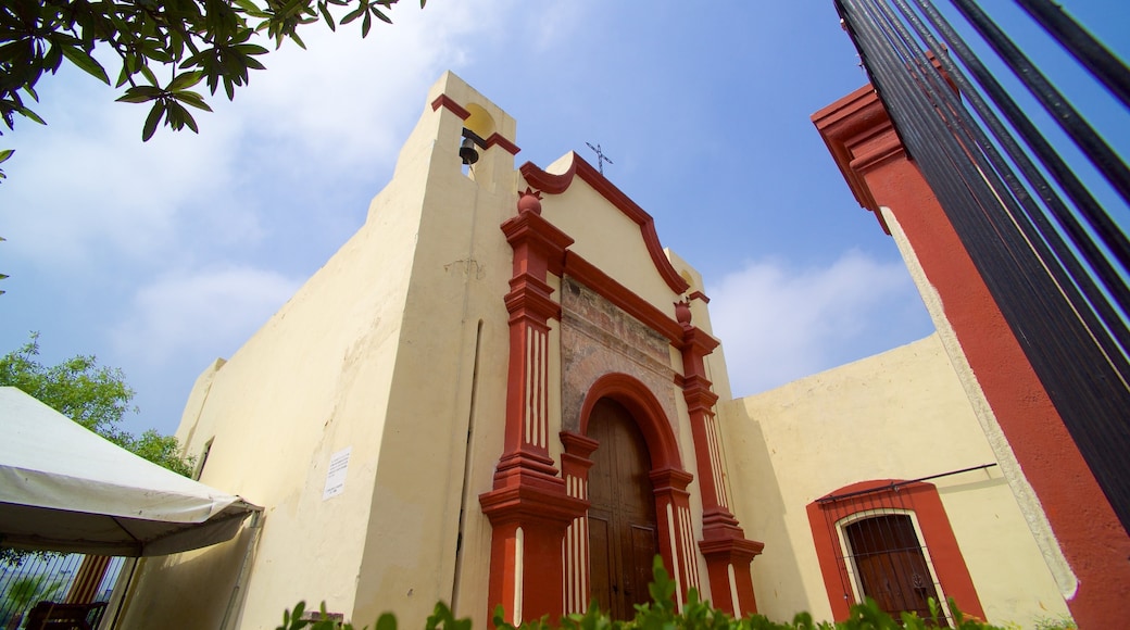 Capilla de los Dulces Nombres que inclui arquitetura de patrimĂŽnio e uma igreja ou catedral