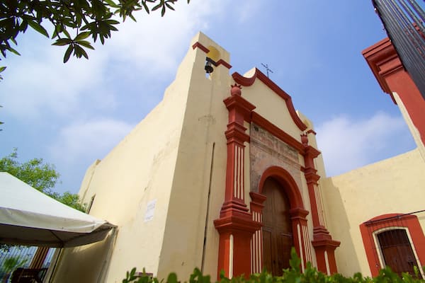 Capilla de los Dulces Nombres welches beinhaltet historische Architektur und Kirche oder Kathedrale