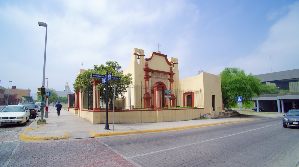 Capilla de los Dulces Nombres que inclui uma cidade pequena ou vila e uma igreja ou catedral