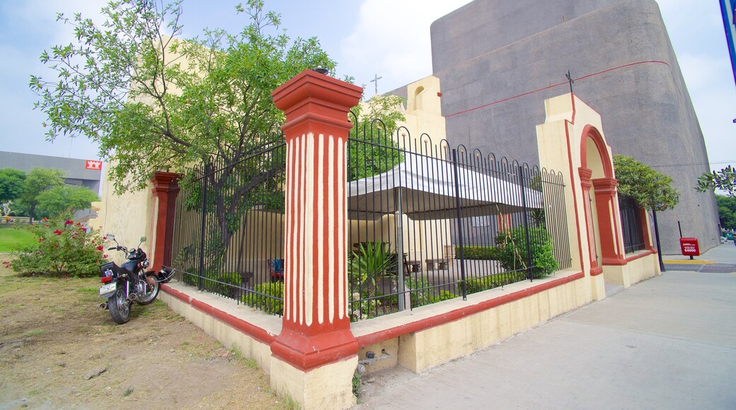 Capilla de los Dulces Nombres which includes a church or cathedral