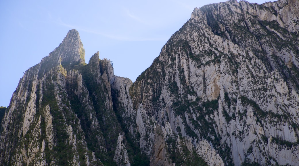 Canon de la Huasteca ofreciendo vistas de paisajes, montañas y un barranco o cañón