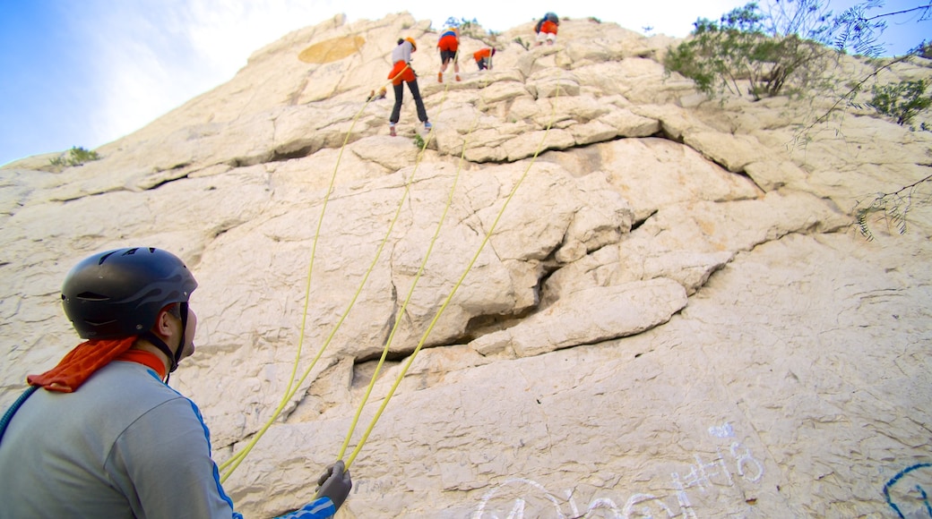 Canon de la Huasteca featuring landscape views and climbing as well as a small group of people