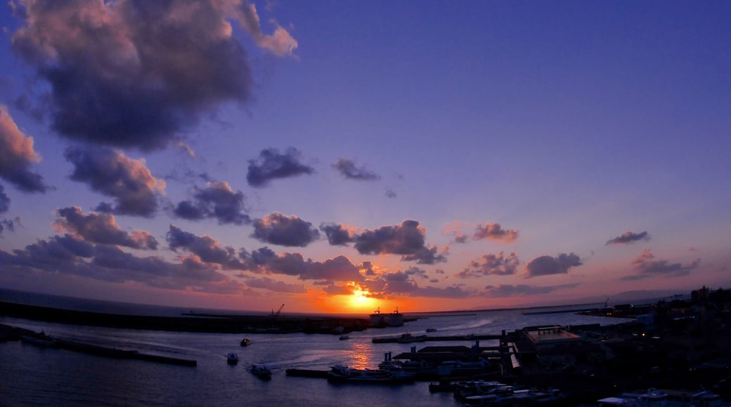 Okinawa presenterar landskap, en marina och en solnedgång