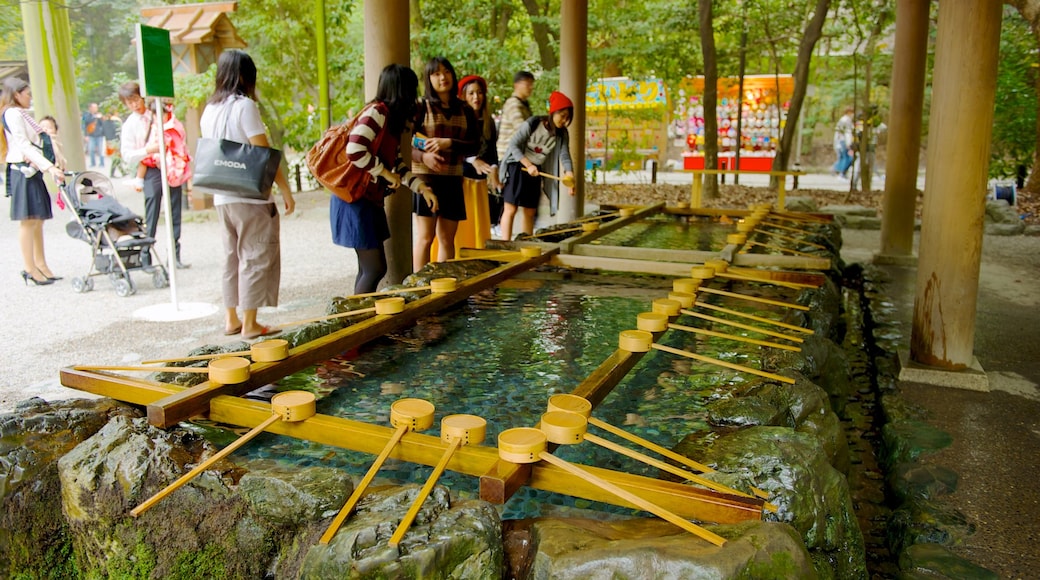 Santuário de Atsuta que inclui elementos religiosos e um templo ou local de adoração assim como um pequeno grupo de pessoas