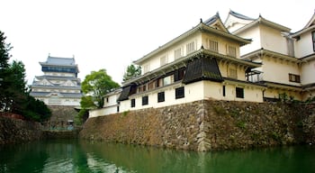 Kokura Castle showing a castle, a pond and heritage architecture