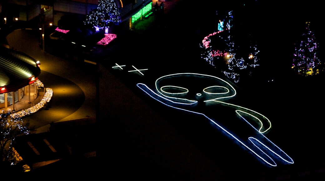 Space World das einen Beschilderung, Fahrten und bei Nacht