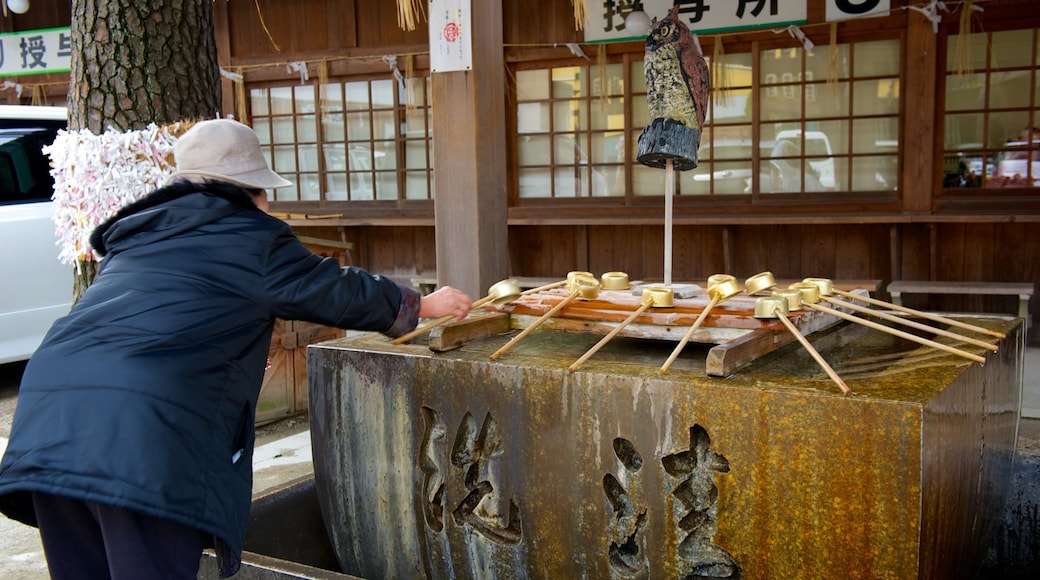 Yasaka-Schrein mit einem religiöse Aspekte und Tempel oder Andachtsstätte sowie einzelne Frau