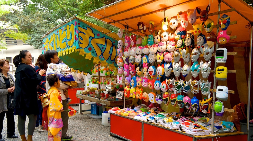 Atsuta Shrine showing markets and street scenes as well as a large group of people