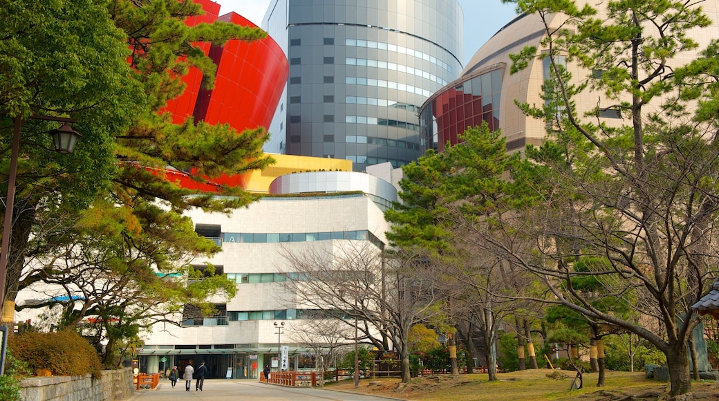 Kokura Castle showing a city and street scenes