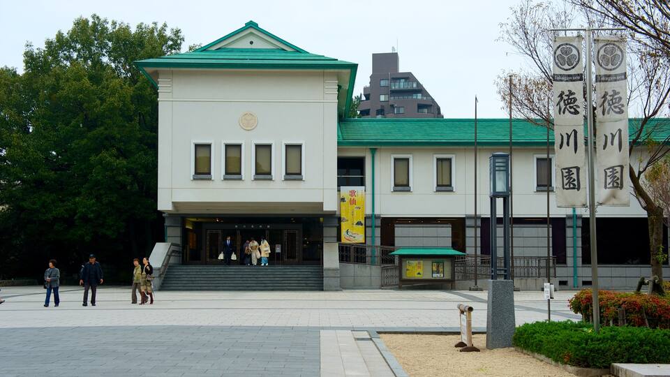 Nagoya City Art Museum featuring street scenes as well as a large group of people