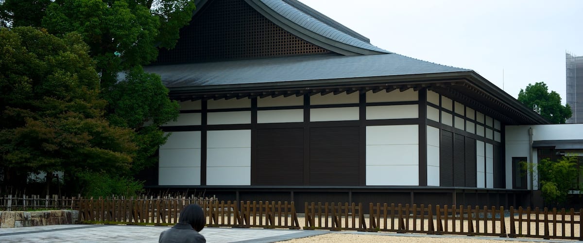名古屋市立美術館 及び 女性 (個人)
