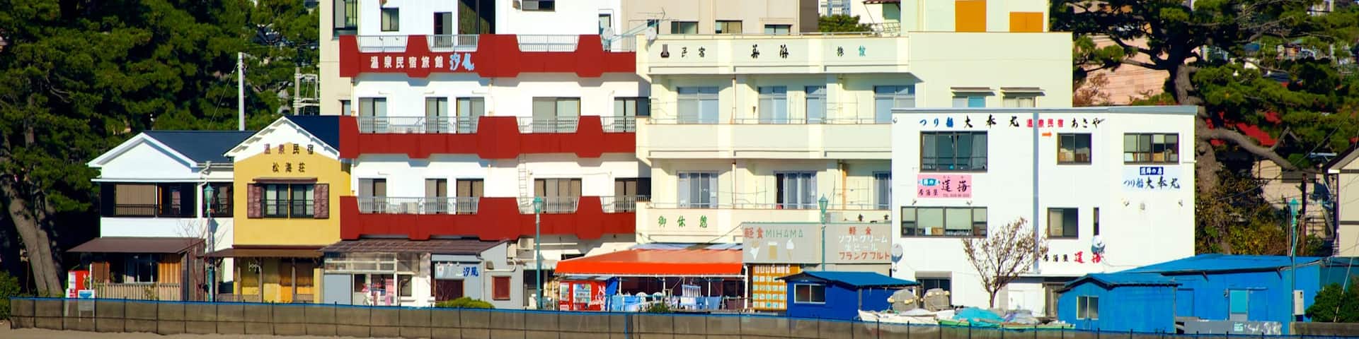 Toi Beach showing a beach and a small town or village