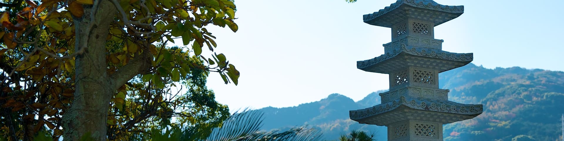 Anrakuji Temple showing heritage architecture, landscape views and a temple or place of worship