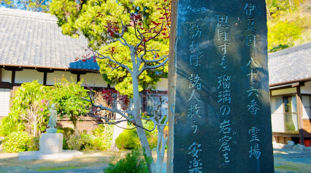 Templo Anrakuji que incluye un templo o lugar de culto, señalización y elementos religiosos