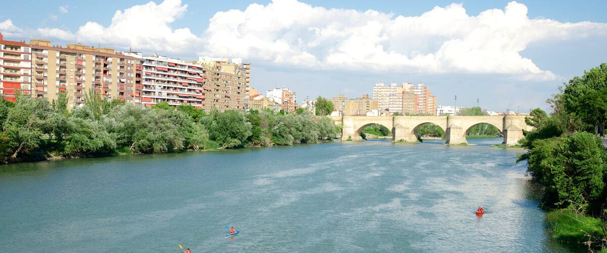 Puente de Piedra qui includes pont, ville et kayak ou canoë