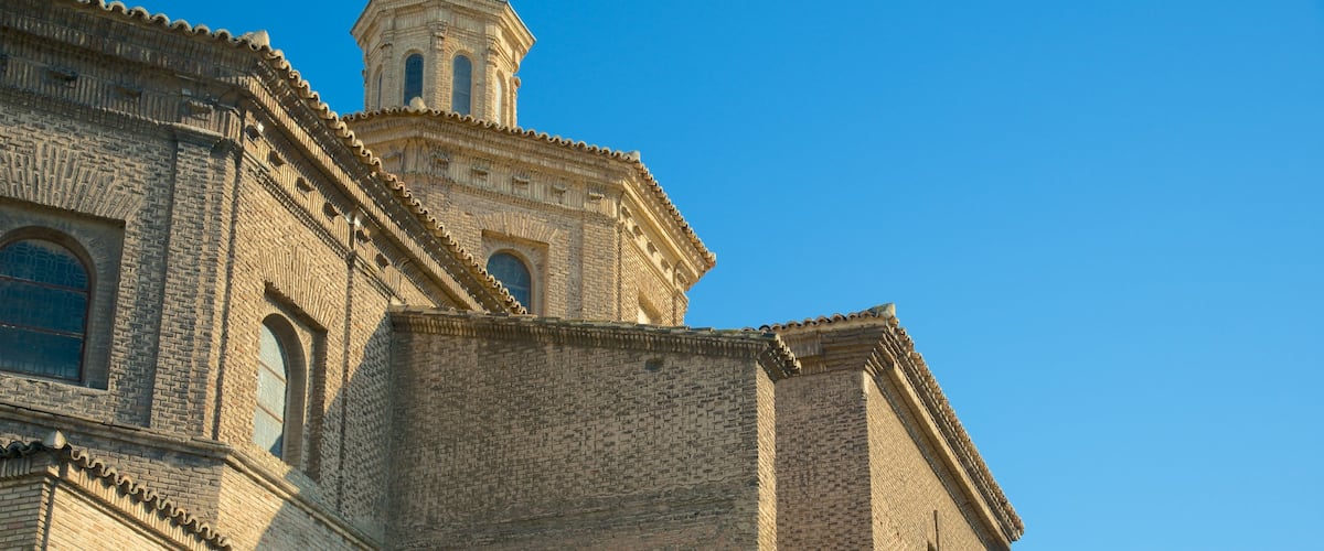 Zaragoza mostrando castillo o palacio, patrimonio de arquitectura y una ciudad