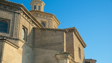 Zaragoza mostrando un castillo, una ciudad y arquitectura patrimonial