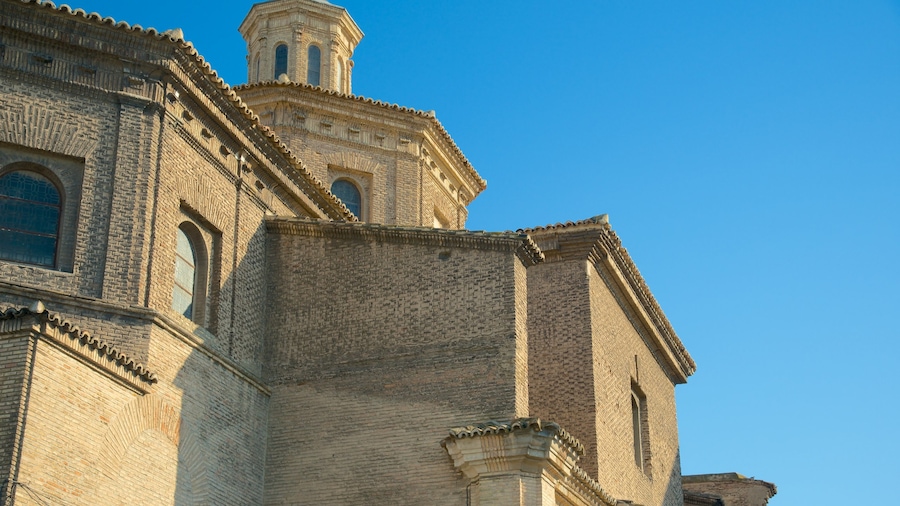 Zaragoza som visar en stad, ett slott och historisk arkitektur