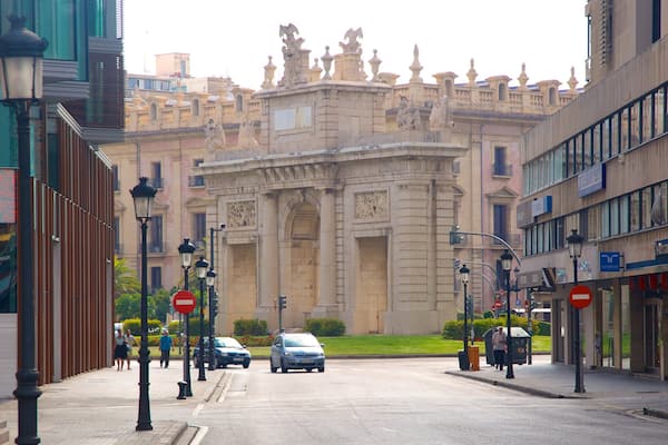 Valencia City Centre showing street scenes, château or palace and heritage architecture