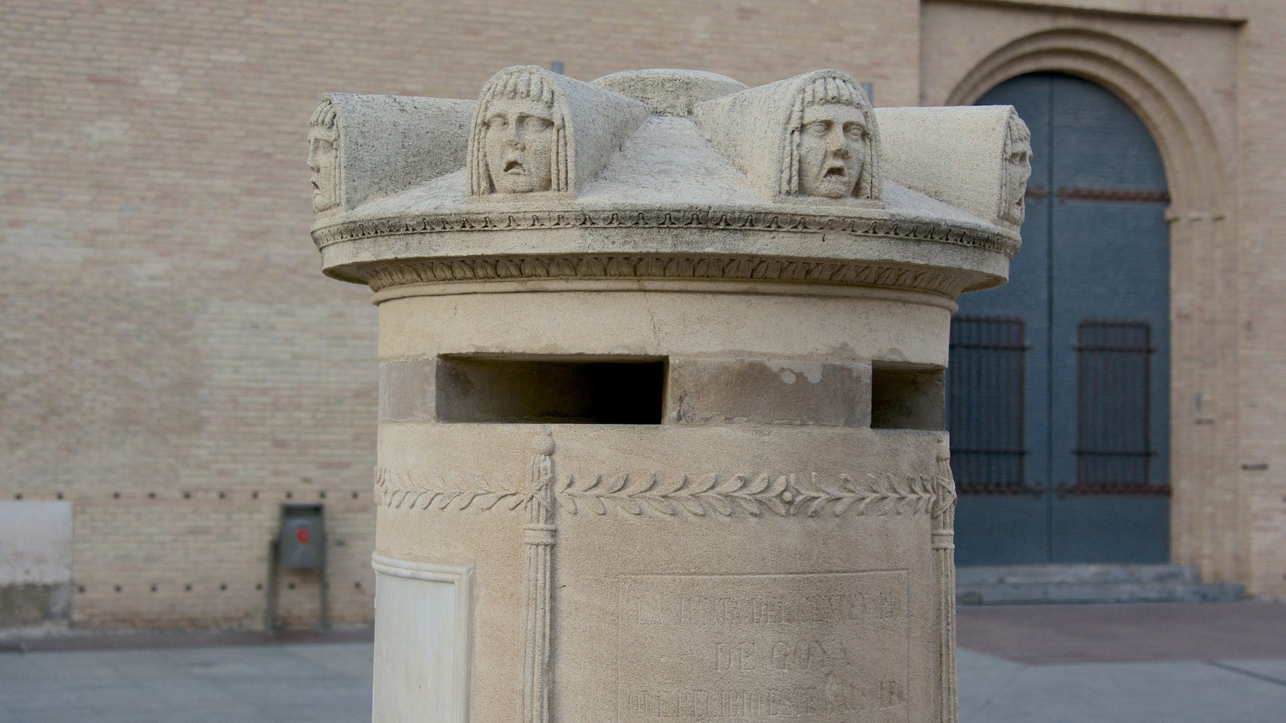 Plaza del Pilar que incluye una estatua o escultura, arte al aire libre y arte