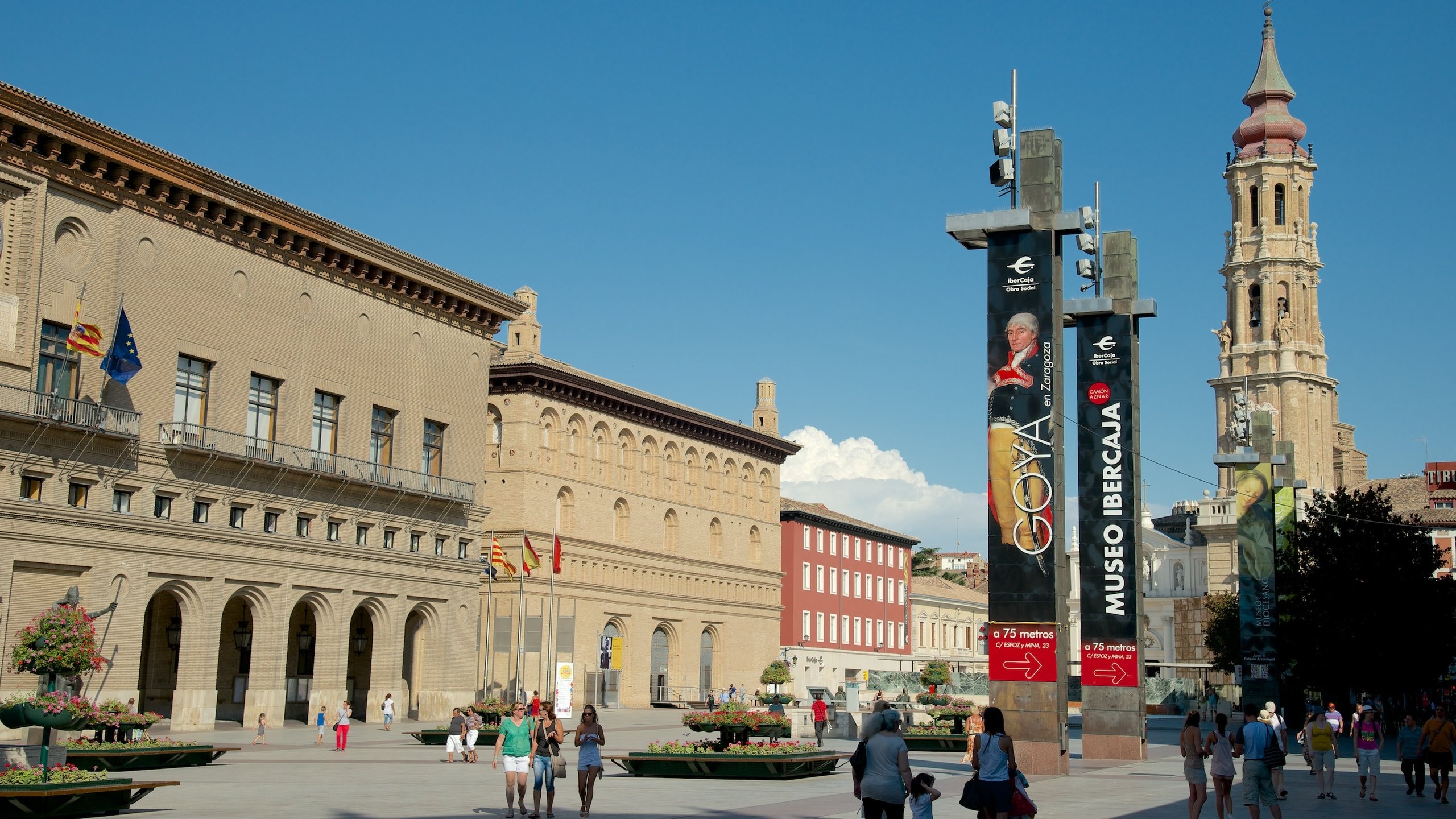 Plaza del Pilar ofreciendo una ciudad y un parque o plaza