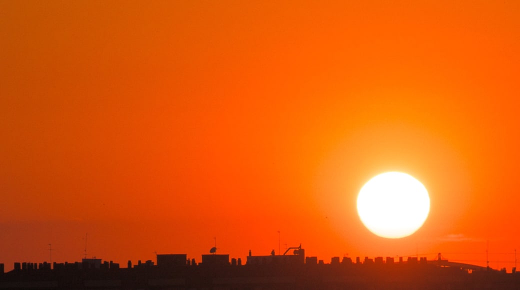 Puente de Piedra das einen Landschaften und Sonnenuntergang